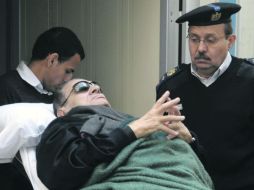 En la imagen capturada el 2 de enero, Hosni Mubarak abandona en camilla la sala de la Academia de Policía donde fue juzgado. REUTERS  /