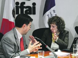 En la imagen el secretario de Comunicaciones y Transportes, Dionisio Pérez-Jácome, dialoga con la presidenta del Ifai. NTX  /