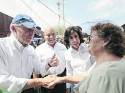 Fernando Guzmán recorrió el tianguis Auditorio 1,con la abanderada del PAN a la alcaldía de Zapopan, Maricarmen Mendoza.ESPECIAL  /