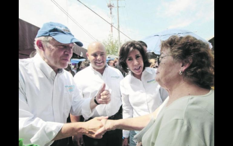 Fernando Guzmán recorrió el tianguis Auditorio 1,con la abanderada del PAN a la alcaldía de Zapopan, Maricarmen Mendoza.ESPECIAL  /