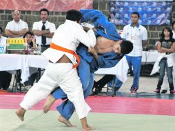 Carlos Vázquez, judoca de Jalisco (de azul), triunfó en la final de la división de 64 kilogramos. ESPECIAL  /