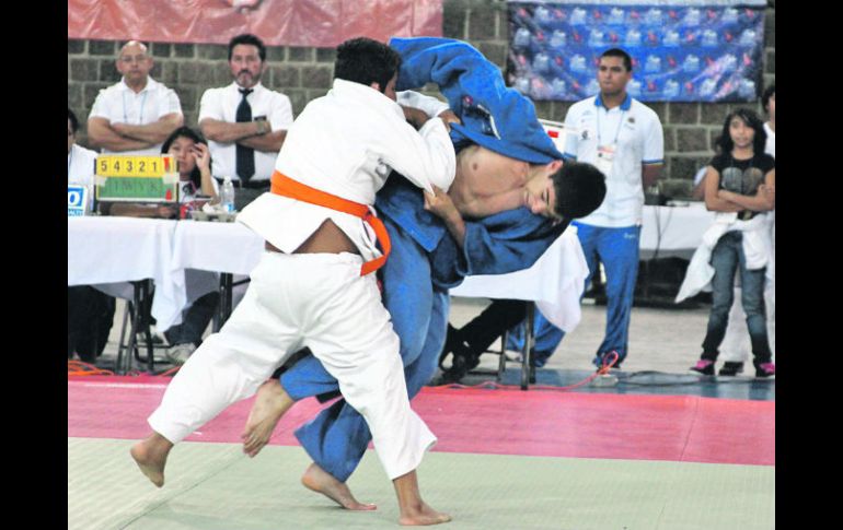 Carlos Vázquez, judoca de Jalisco (de azul), triunfó en la final de la división de 64 kilogramos. ESPECIAL  /