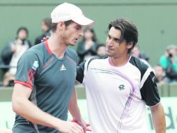 David Ferrer (der.) reconforta a Andy Murray, quien no puede ocultar su frustración al ser eliminado. AFP  /