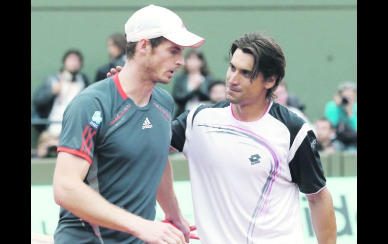 David Ferrer (der.) reconforta a Andy Murray, quien no puede ocultar su frustración al ser eliminado. AFP  /