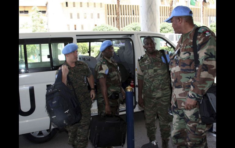 Observadores de la ONU salen del hotel Dama Rose de Damasco, Siria. EFE  /