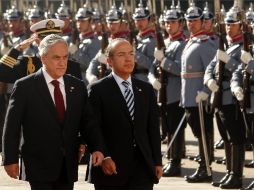 Un destacamento del Ejército rindió honores a ambos jefes de Estado frente al Palacio de La Moneda. EFE  /