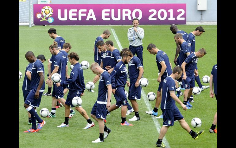 El entrenador de Italia, Cesare Prandelli (c), supervisa a sus jugadores durante el entrenamiento celebrado hoy. EFE  /