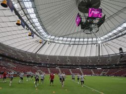 La selección de Polonia realizó el reconocimiento de cancha en el Estadio Nacional en Varsovia. AP  /