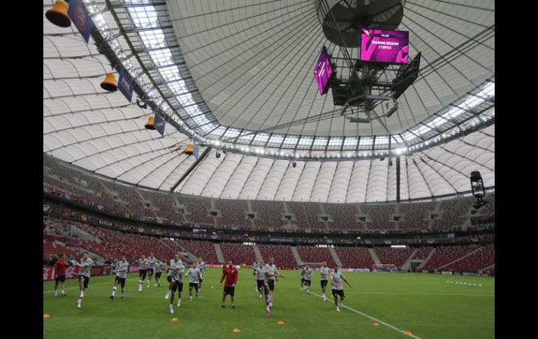 La selección de Polonia realizó el reconocimiento de cancha en el Estadio Nacional en Varsovia. AP  /