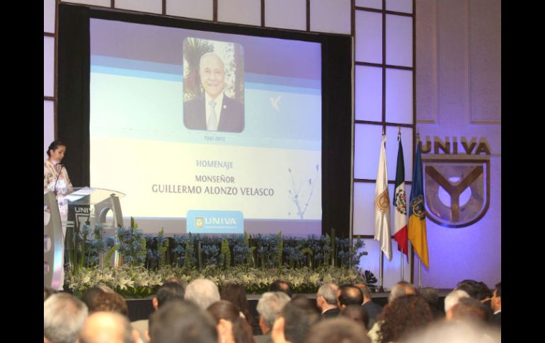 Parte del homenaje realizado al monseñor Guillermo Alonzo Velasco.  /