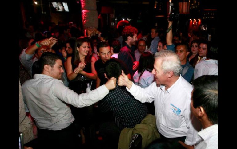 Fernando Guzmán en su campaña por la colonia San Marcos. ESPECIAL  /