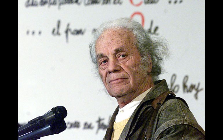 El poeta chileno Nicanor Parra, en Santiago de Chile, donde hoy le otorgaron el premio Pablo Neruda 2012. EFE  /