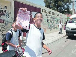 Un alumno de secundaria muestra una hoja arrugada de la prueba ENLACE, luego del enfrentamiento con maestros.  EL UNIVERSAL  /