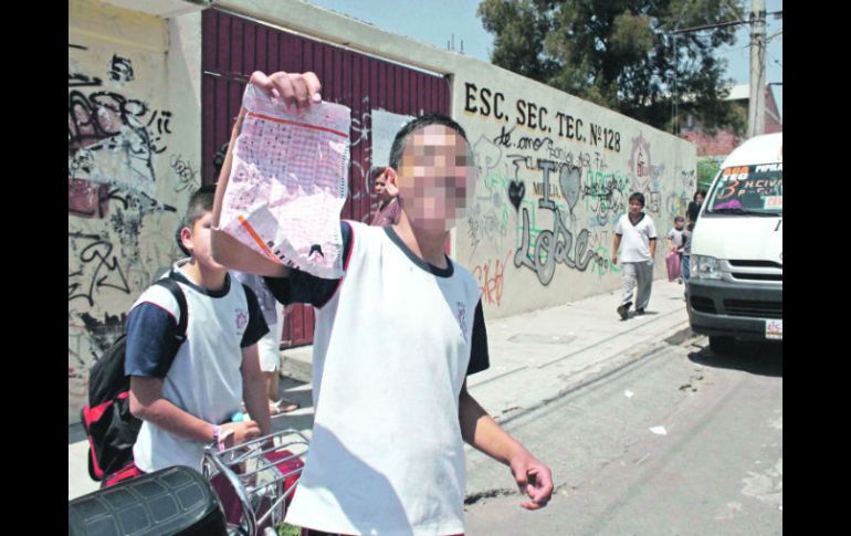 Un alumno de secundaria muestra una hoja arrugada de la prueba ENLACE, luego del enfrentamiento con maestros.  EL UNIVERSAL  /