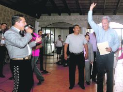 Alberto Cárdenas, candidato del PAN, a su llegada al evento realizado ayer en un salón frente al Zoológico Guadalajara.  /