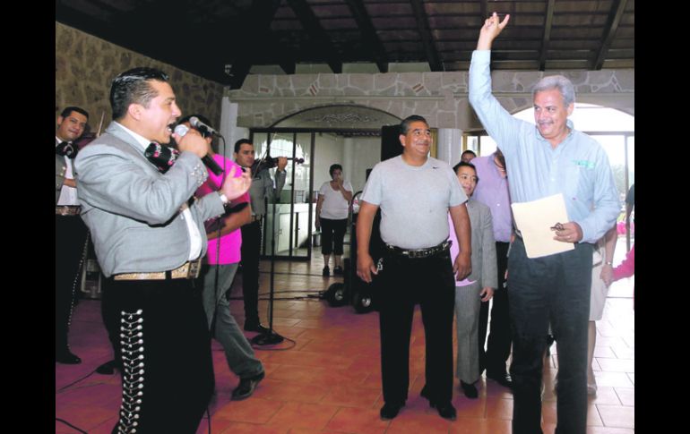 Alberto Cárdenas, candidato del PAN, a su llegada al evento realizado ayer en un salón frente al Zoológico Guadalajara.  /