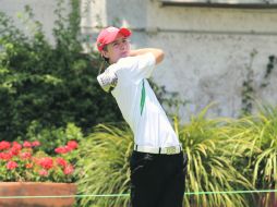 Sebastián Vázquez observa su tiro de salida, durante el primer recorrido al campo del Guadalajara Country Club.  /