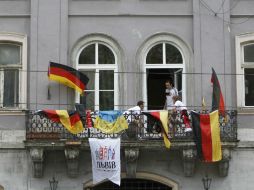 Alemanes aficionados al futbol se alistan para el debut de su Selección, que jugará mañana ante Portugal. REUTERS  /