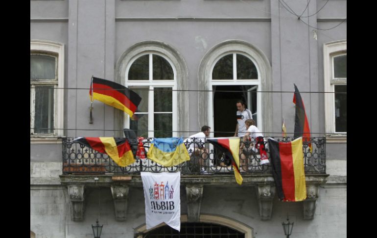 Alemanes aficionados al futbol se alistan para el debut de su Selección, que jugará mañana ante Portugal. REUTERS  /