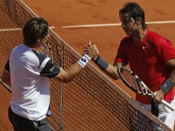 Nadal (d) le estrecha la mano a Ferrer (i) al finalizar el partido. AP  /