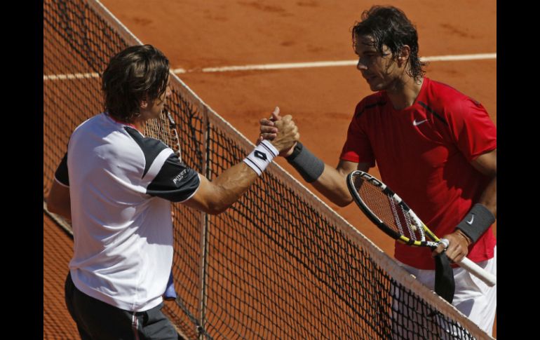 Nadal (d) le estrecha la mano a Ferrer (i) al finalizar el partido. AP  /