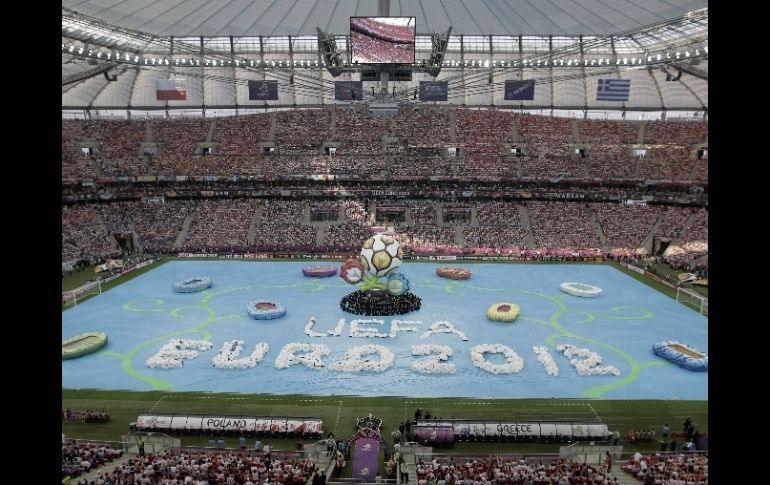 Cientos de voluntarios realizaron la coreografía sobre la cancha recubierta. AP  /