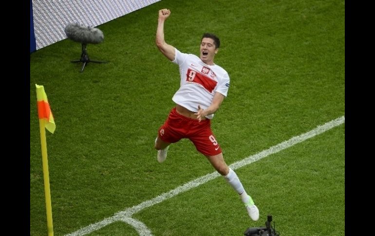 Robert Lewandowski celebra el primer tanto de la Eurocopa 2012. EFE  /