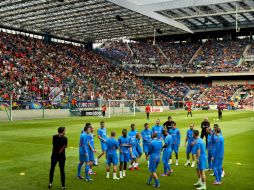 La Selección holandesa durante su práctica de ayer en el estadio Reymana de Cracovia, Polonia. ARCHIVO  /