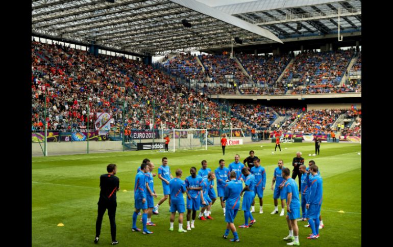 La Selección holandesa durante su práctica de ayer en el estadio Reymana de Cracovia, Polonia. ARCHIVO  /