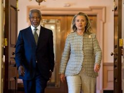 Hillary Clinton y Kofi Annan antes su reunión sobre la crisis en Siria en el Departamento de Estado en Washington, EU. EFE  /