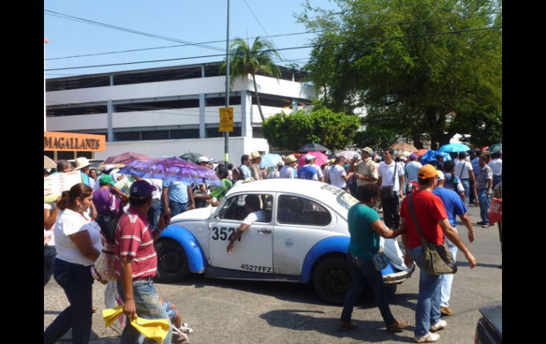 Maestros que pertenecen a la CETEG se manifestaron hoy viernes en Acapulco. EL UNIVERSAL  /