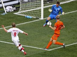 Acción del gol de Dinamarca con el que vence a Holanda 1-0. AP  /