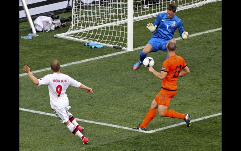 Acción del gol de Dinamarca con el que vence a Holanda 1-0. AP  /