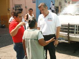 Barba escuchó personalmente peticiones de vecinos de San Pedro Tlaquepaque. ESPECIAL  /