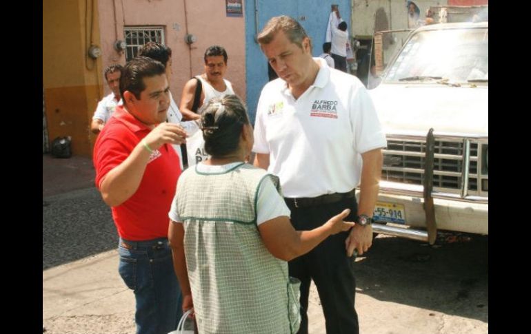 Barba escuchó personalmente peticiones de vecinos de San Pedro Tlaquepaque. ESPECIAL  /