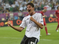 Mario Gómez celebra el gol con lo que los germanso suman tres puntos en la Eurocopa 2012. AP  /