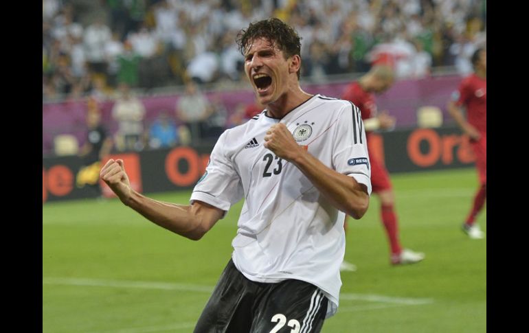 Mario Gómez celebra el gol con lo que los germanso suman tres puntos en la Eurocopa 2012. AP  /