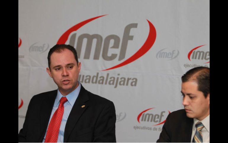 El presidente del IMEF, Juan Carlos Sáinz (corbata roja). ARCHIVO  /