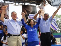 Alberto Cárdenas (der), al lado de Josefina Vázquez Mota (centro) y Fernando Guzmán (izq). ESPECIAL  /