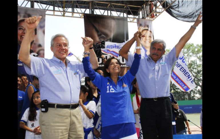 Alberto Cárdenas (der), al lado de Josefina Vázquez Mota (centro) y Fernando Guzmán (izq). ESPECIAL  /