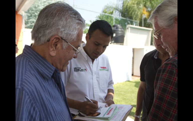 Reunión de Héctor Robles con vecinos de Zapopan. ESPECIAL  /