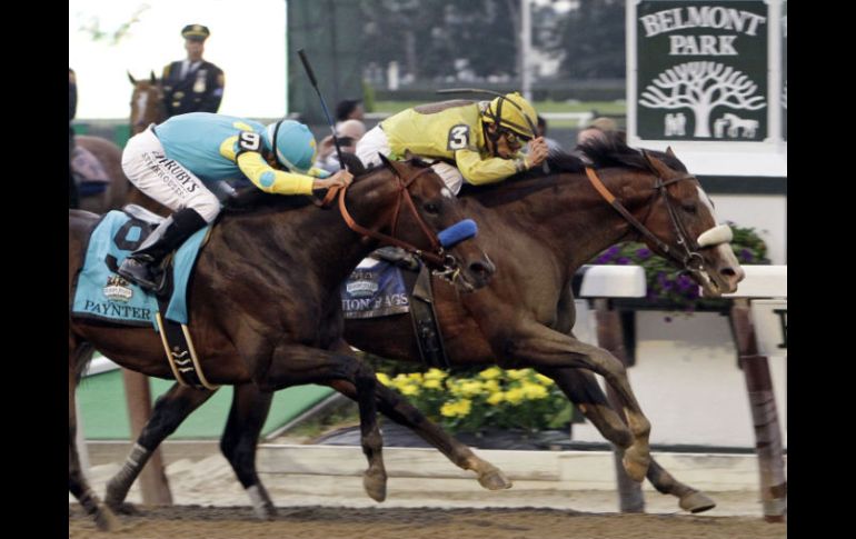 John Velázquez, montando a “Union Rags”, cruza la meta en primer lugar, por delante de Mike Smith y “Paynter”. REUTERS  /