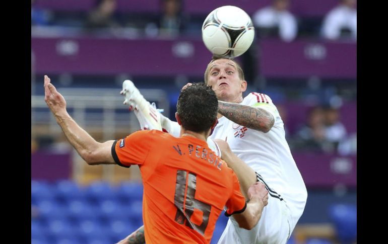 El capitán de Dinamarca, Danny Agger (derecha), le quita, sin tocarlo, un balón al delantero holandés Robin van Persie. EFE  /