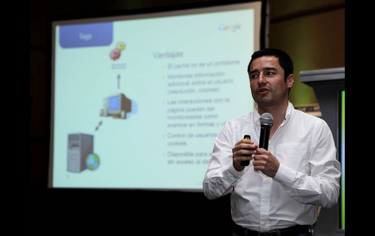 Enrique Quevedo, especialista de Google Analytics para Latinoamerica, ofrece una conferencia durante evento.  /