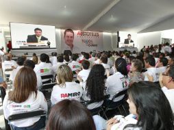 Priistas viendo el debate en el PRI estatal, animan a su candidato.  /