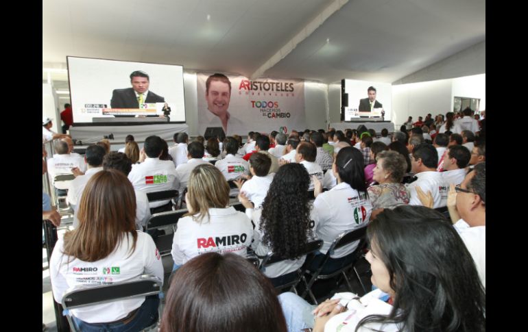 Priistas viendo el debate en el PRI estatal, animan a su candidato.  /