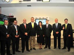 Los cinco aspirantes a la gubernatura jalisciense al finalizar su participación en el segundo debate, realizado en el SJRTV.  /