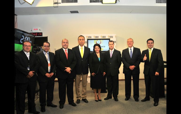 Los cinco aspirantes a la gubernatura jalisciense al finalizar su participación en el segundo debate, realizado en el SJRTV.  /