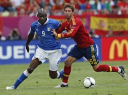 Balotelli y Ramos disputan un balón durante el partido. AP  /