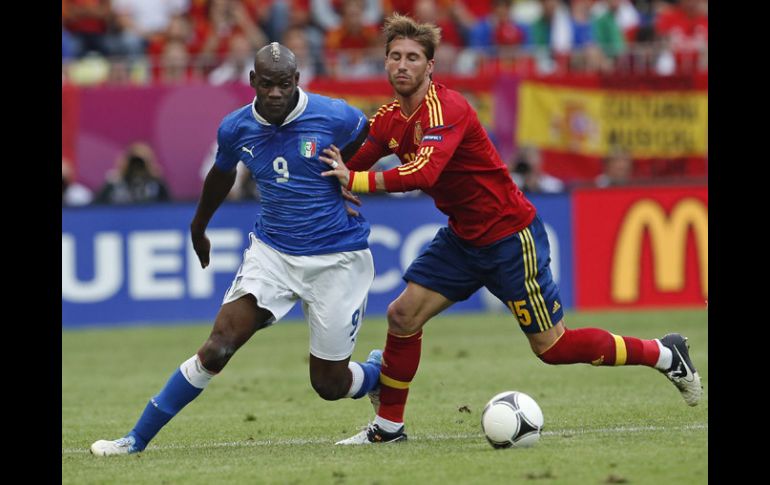 Balotelli y Ramos disputan un balón durante el partido. AP  /